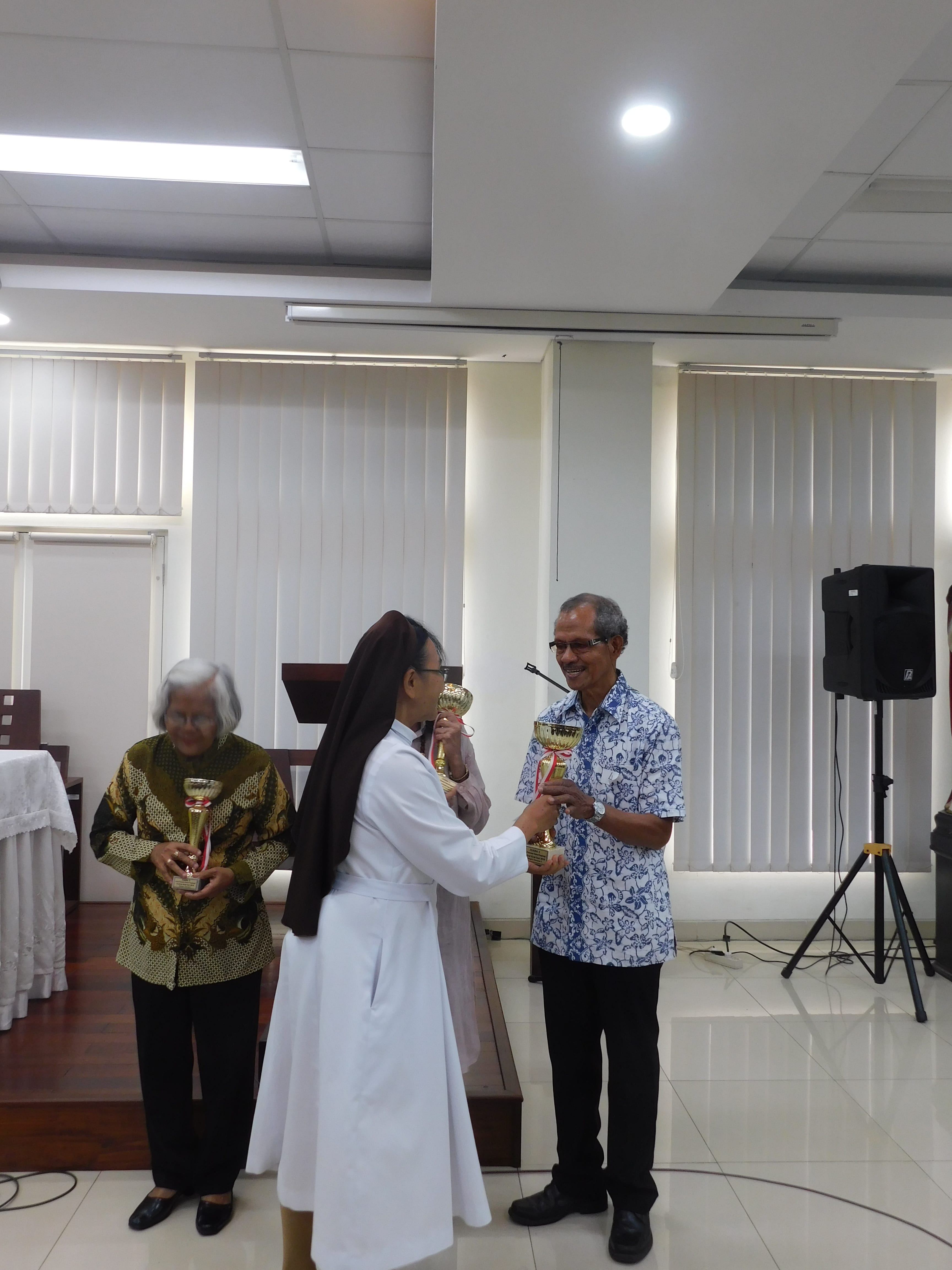 4. Juara 1 kategori Dewasa 2 Aloysius Bisu menerima piala